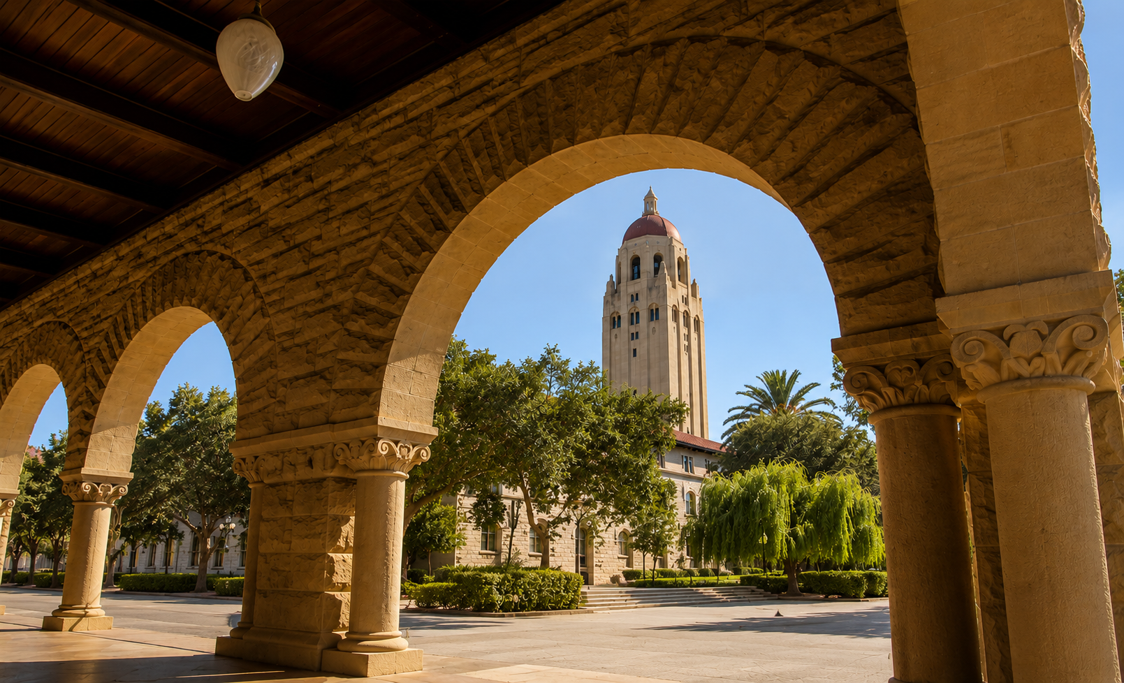 Stanford 캠퍼스 메인쿼드 아치에서 본 Hoover Tower